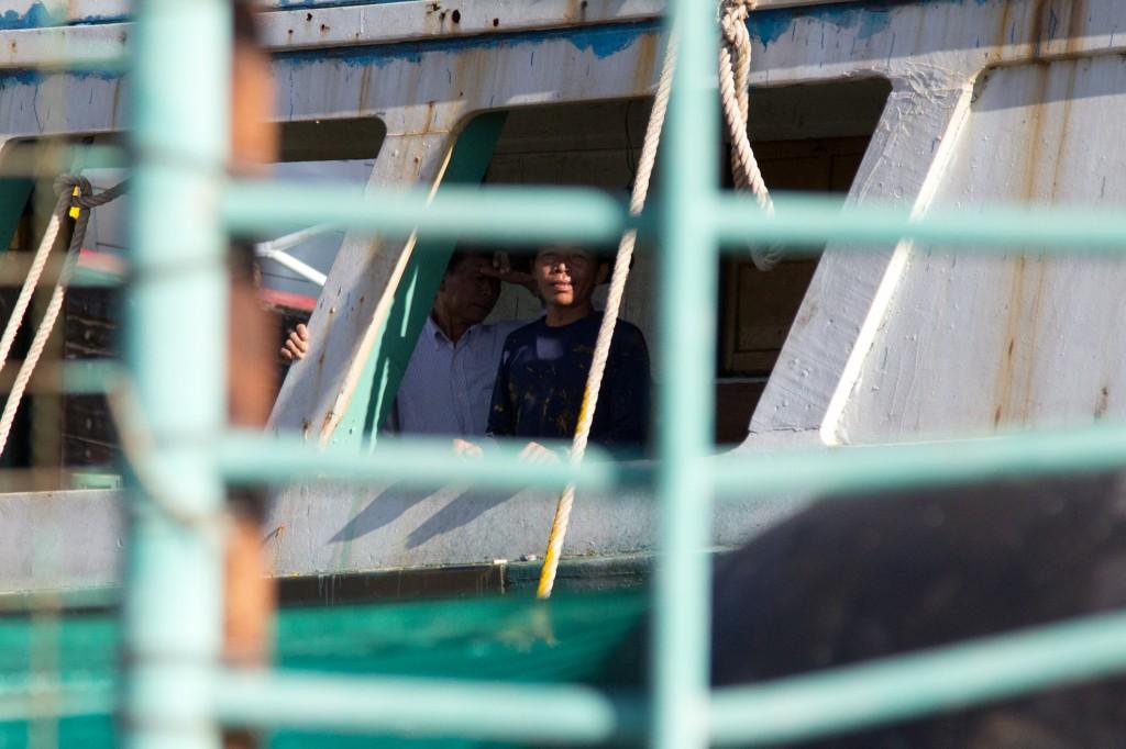 Pescadores birmanos en el puerto de Mahachai./ Laura Villadiego