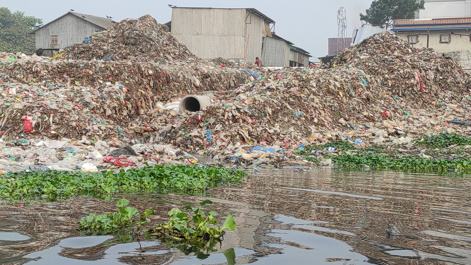 El río que la industria de la moda en Bangladesh dejó moribundo
